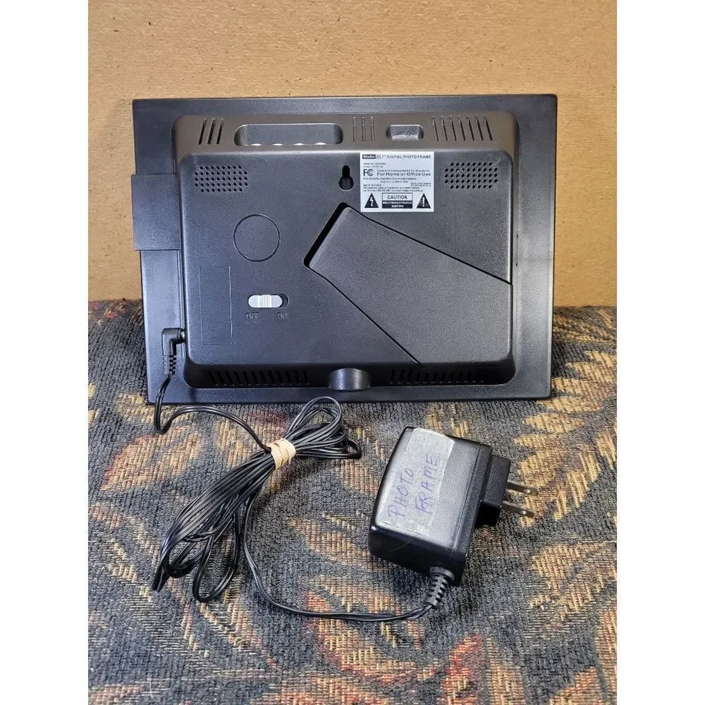 Studio 35 7 Inch Digital Photo Frame with Remote - Picture 4 of 15